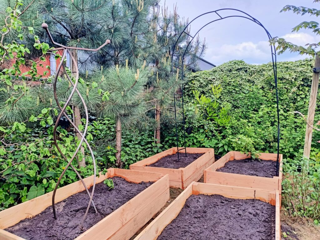 Moestuinbakken met klimrek
