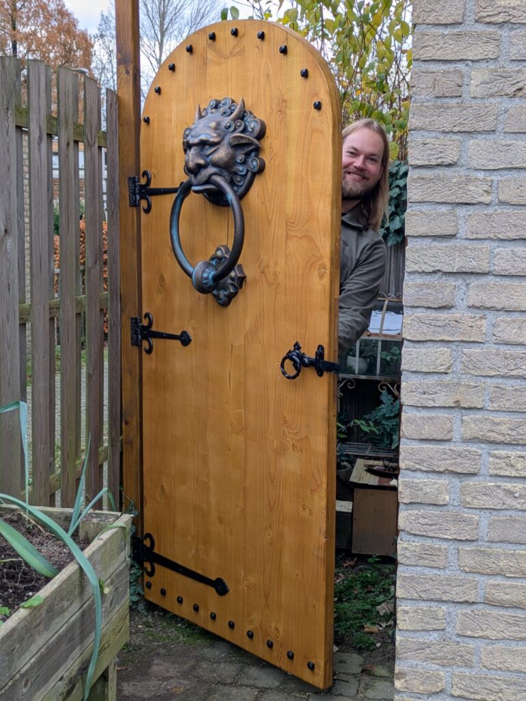 Tuindeur met deurklopper