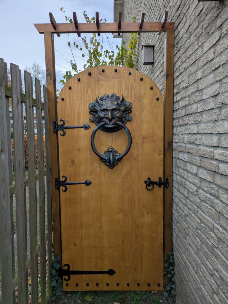 Tuindeur met rozenboog